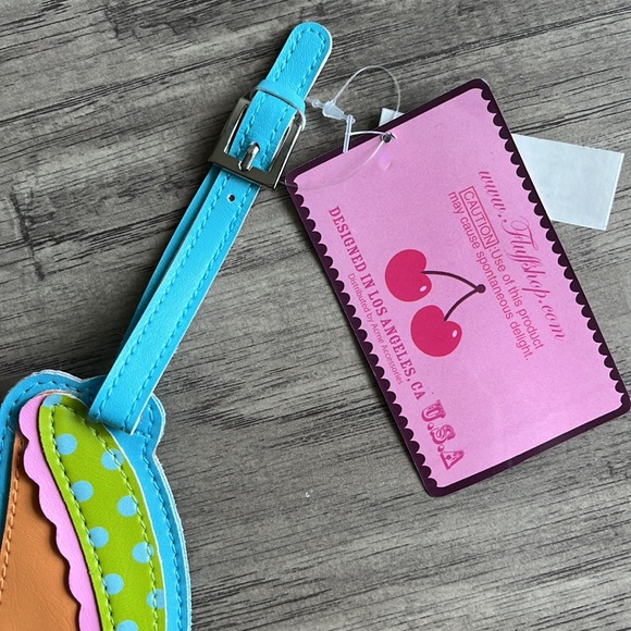 NWT fluff Luggage Tag in Vegan Leather - Picture 3 of 4